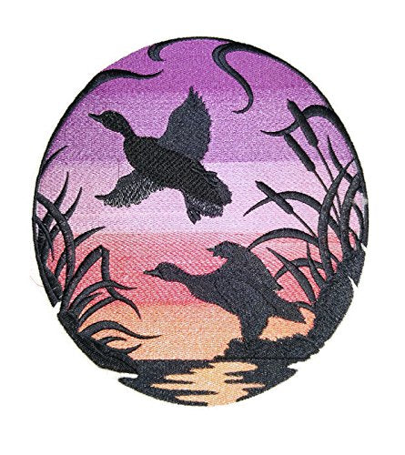 Naturaleza entretejida en hilos, Reino de las aves asombrosas [Silueta de ánade real al atardecer] [Personalizado y único] Parche bordado para planchar o coser [7,75" x 7,1"] [Hecho en EE. UU.]