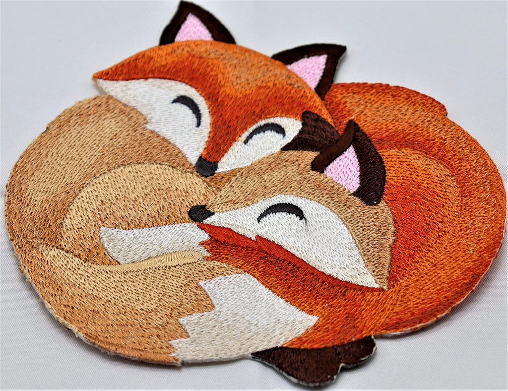 Naturaleza entretejida en hilos, increíble reino animal bebé [Abrazos otoñales - Zorros] [Personalizado y único] Parche bordado para planchar o coser, 5. [4" x 4.66"] [Hecho en EE. UU.]