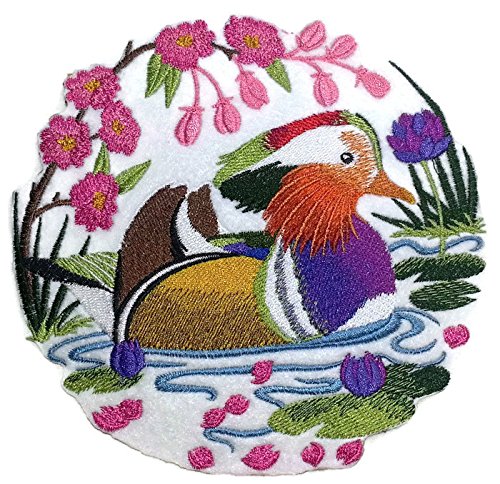Naturaleza entretejida en hilos, Reino de las aves asombrosas [Escena del pato mandarín] [Personalizado y único] Parche bordado para planchar o coser [6,06" x 5,9"] [Hecho en EE. UU.]