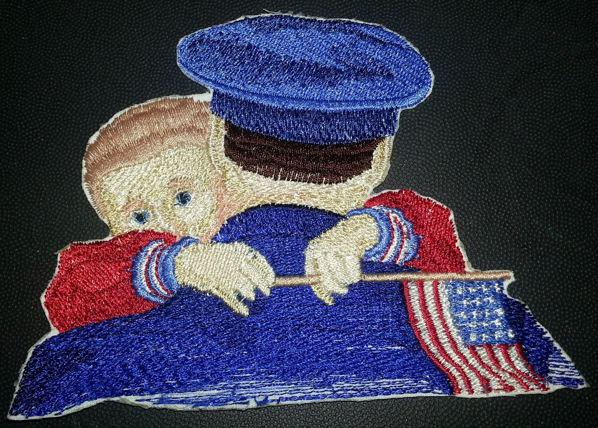 Parches patrióticos personalizados y únicos "Dios bendiga a Estados Unidos" [Soldado con niño] Parche bordado para planchar o coser [5" x 3.62"] [Hecho en EE. UU.]