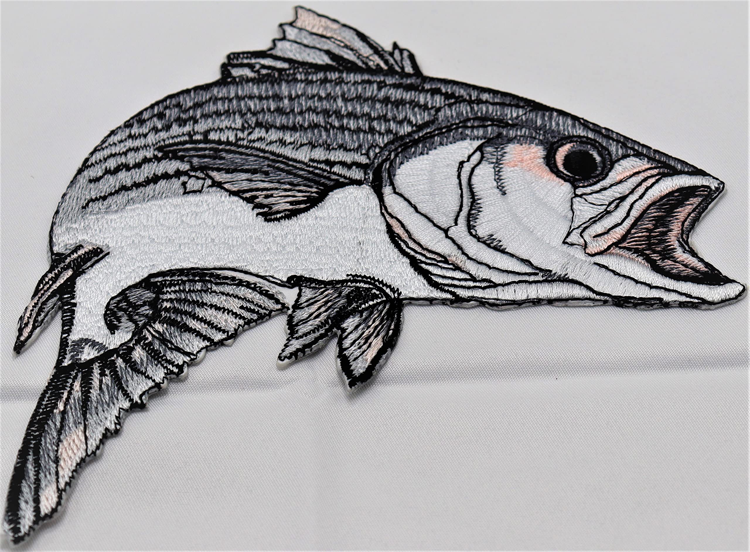 Hermosos retratos de peces personalizados de Nature's Bounty [lubina rayada] Parche bordado para planchar o coser [5,8" x 5"] Hecho en EE. UU.
