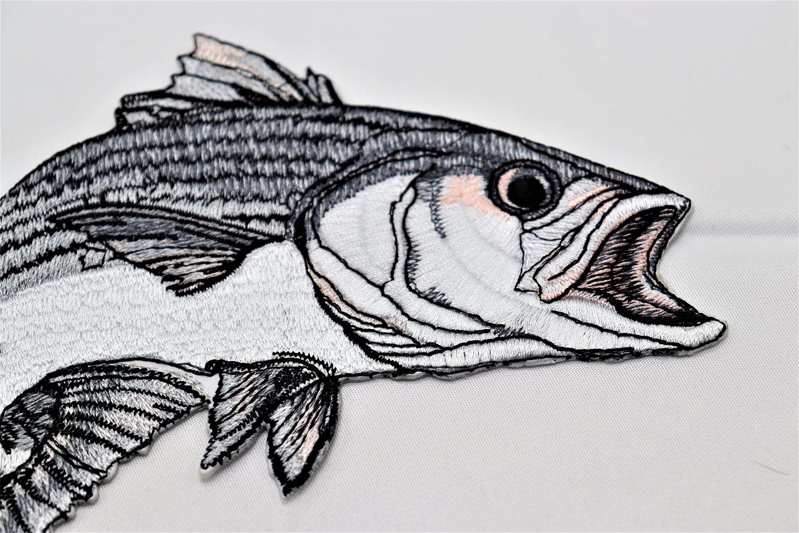 Hermosos retratos de peces personalizados de Nature's Bounty [lubina rayada] Parche bordado para planchar o coser [5,8" x 5"] Hecho en EE. UU.