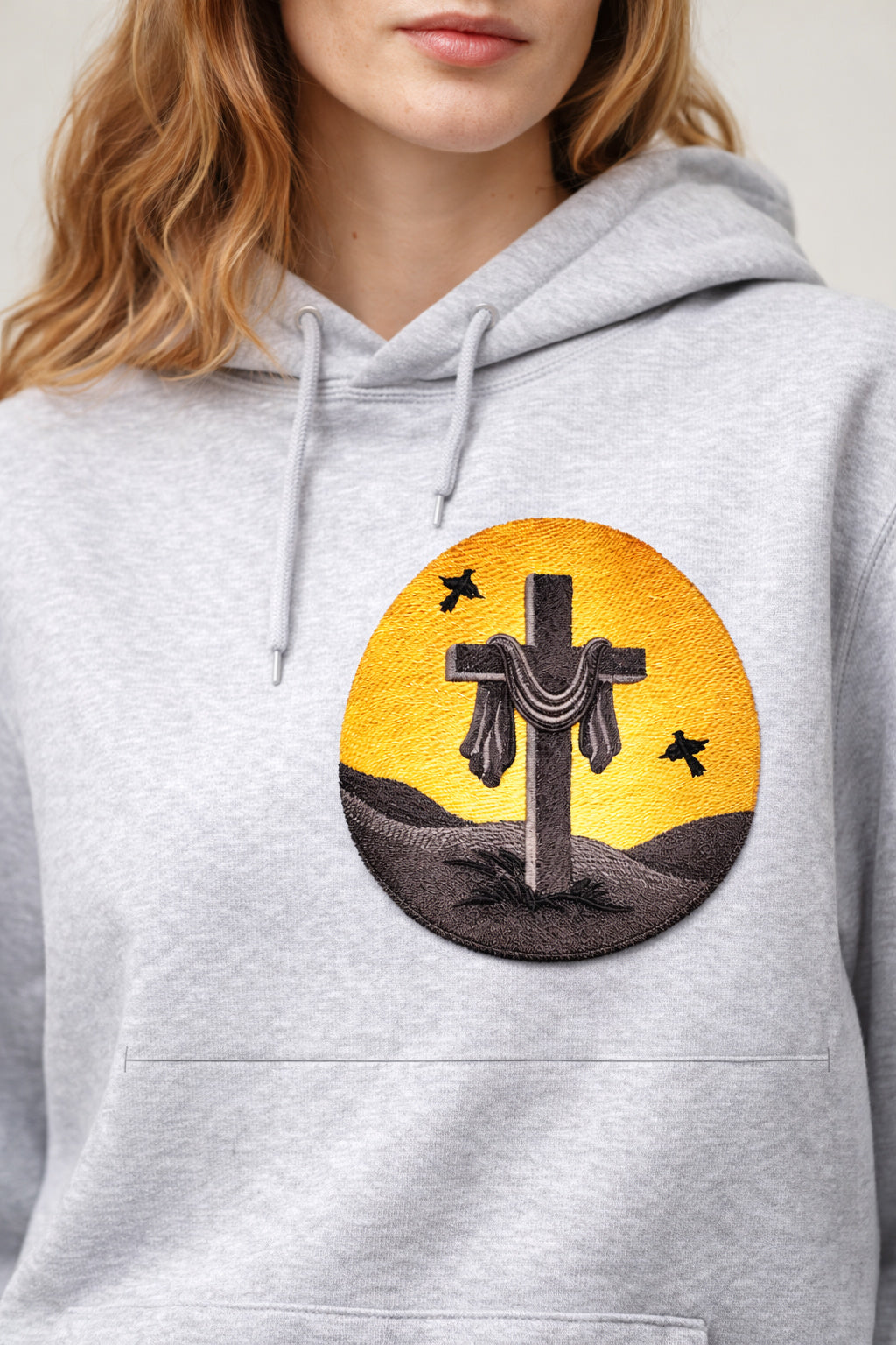 Parche bordado con silueta de cruz drapeada para planchar o coser [6,39" x 5,85"][Hecho en EE. UU.]