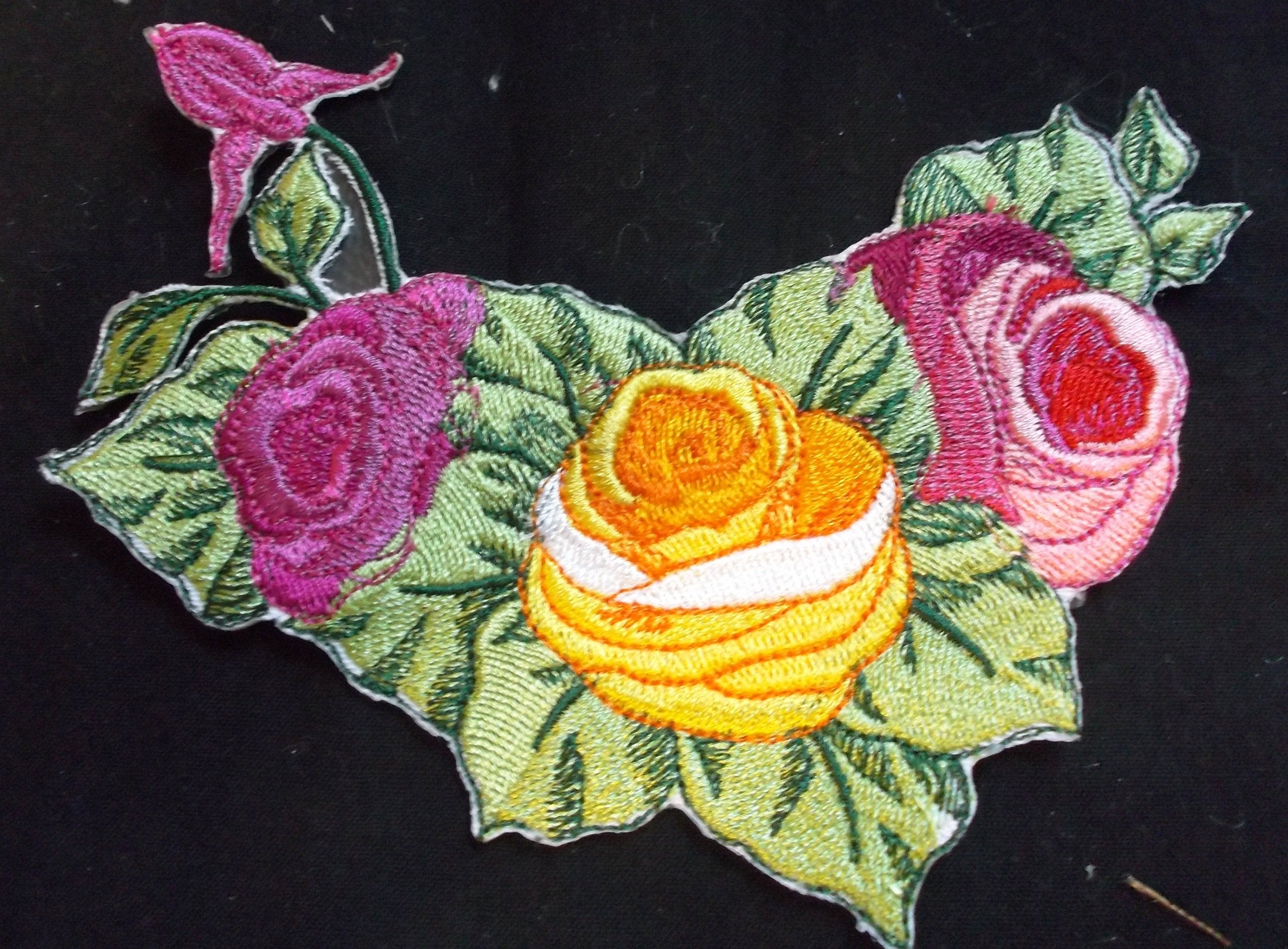 Parche bordado termoadhesivo/cosido de rosa romántica personalizada [Rosas] [11,4 x 11,4 cm] [Hecho en EE. UU.]