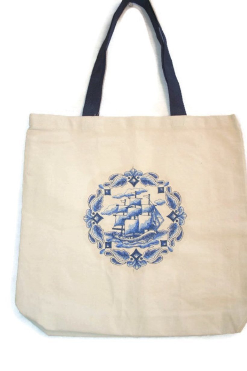 Bolso de playa/tote de lona natural resistente BeyondVision Custom de 22" con diseño de barco alto en azul Delft