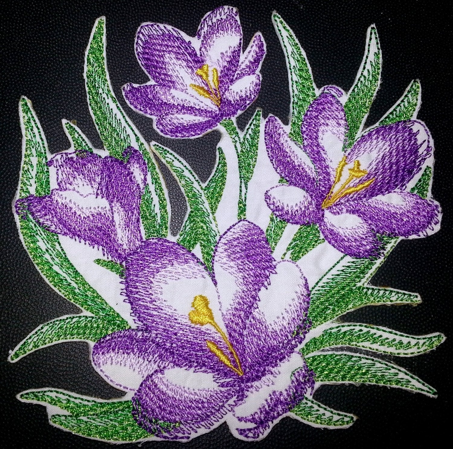 Parche bordado termoadhesivo/cosido con diseño de flores florecientes (12,3 cm x 12,3 cm) [Hecho en EE. UU.]
