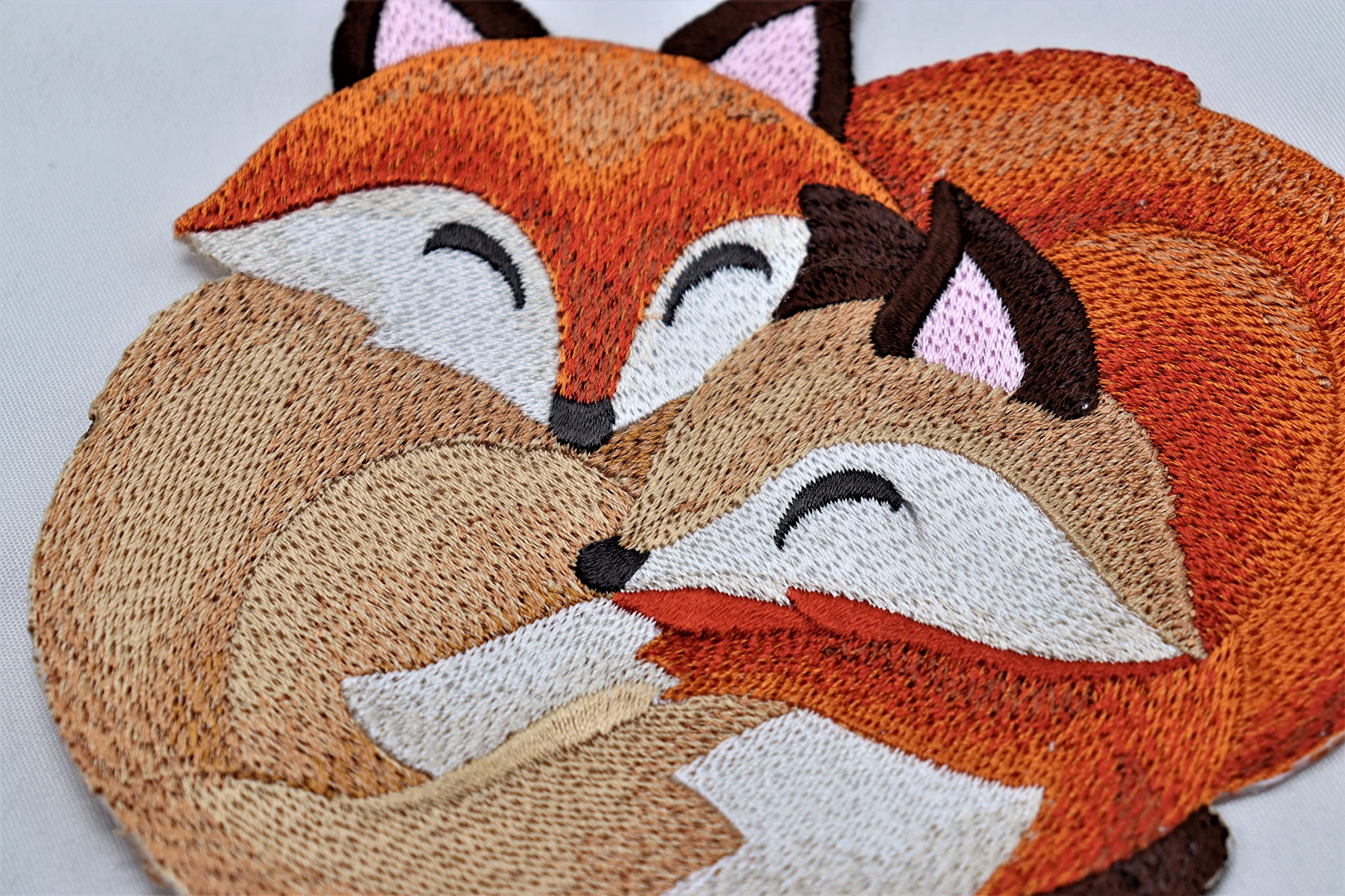 Naturaleza entretejida en hilos, increíble reino animal bebé [Abrazos otoñales - Zorros] [Personalizado y único] Parche bordado para planchar o coser, 5. [4" x 4.66"] [Hecho en EE. UU.]