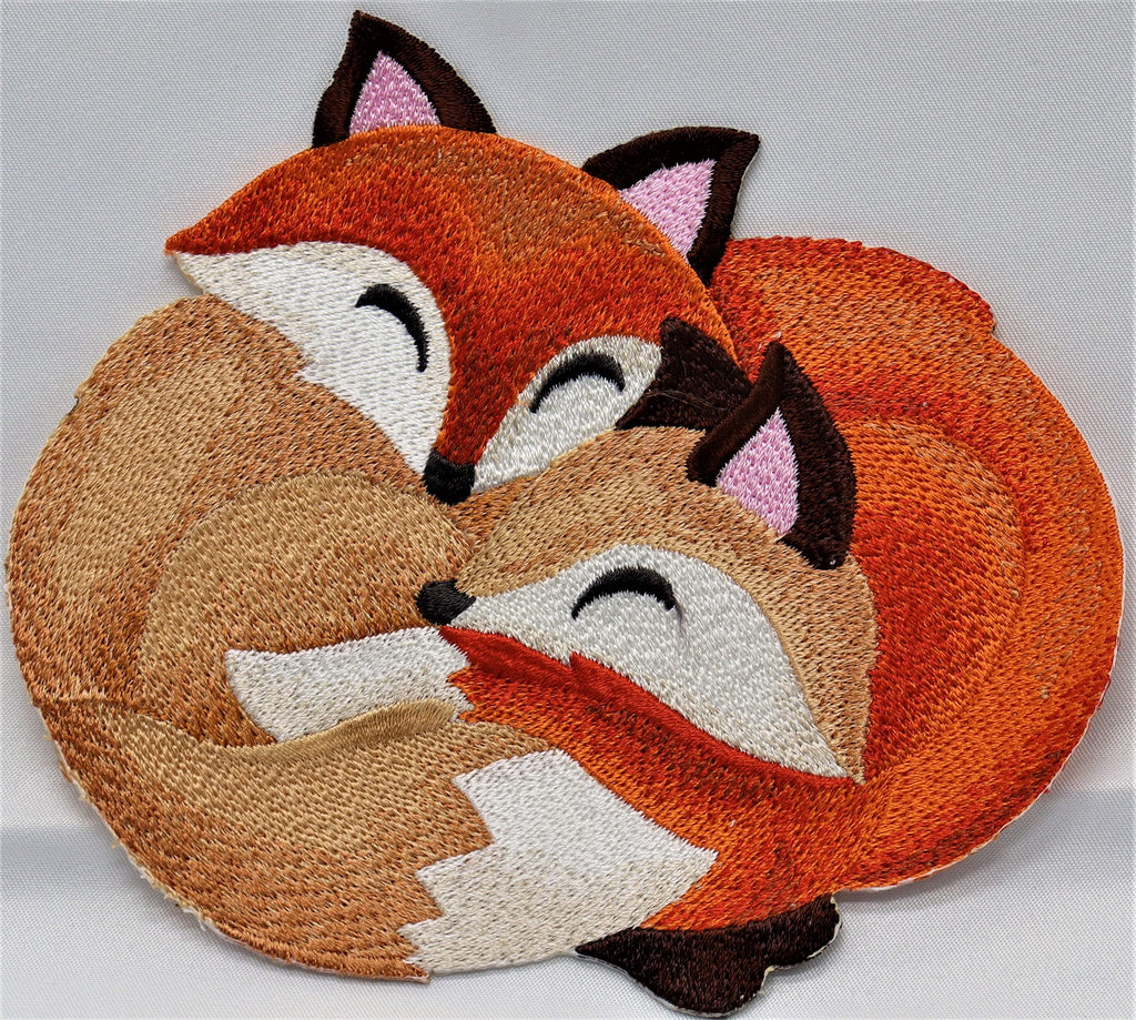 Naturaleza entretejida en hilos, increíble reino animal bebé [Abrazos otoñales - Zorros] [Personalizado y único] Parche bordado para planchar o coser, 5. [4" x 4.66"] [Hecho en EE. UU.]