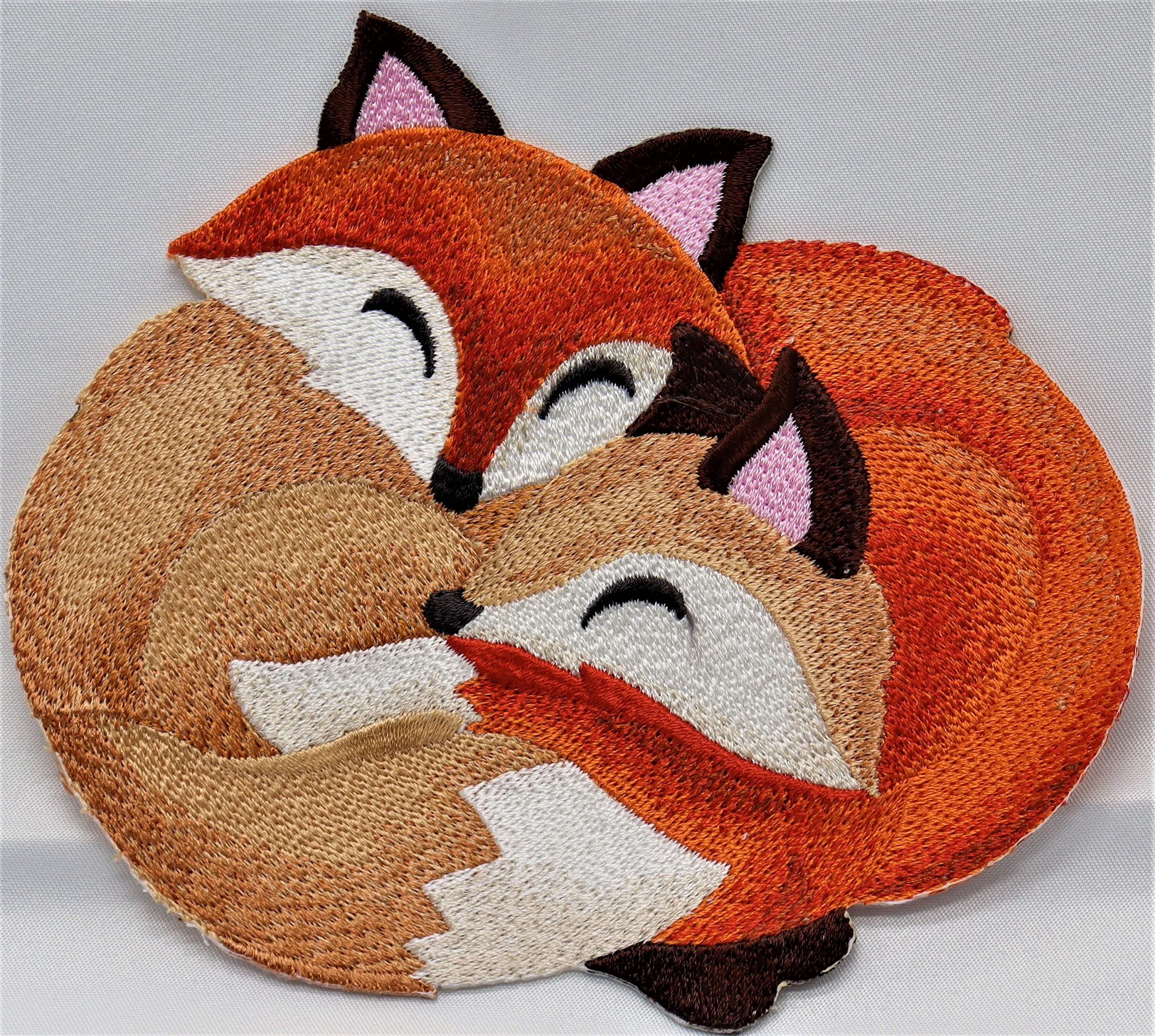 Naturaleza entretejida en hilos, increíble reino animal bebé [Abrazos otoñales - Zorros] [Personalizado y único] Parche bordado para planchar o coser, 5. [4" x 4.66"] [Hecho en EE. UU.]
