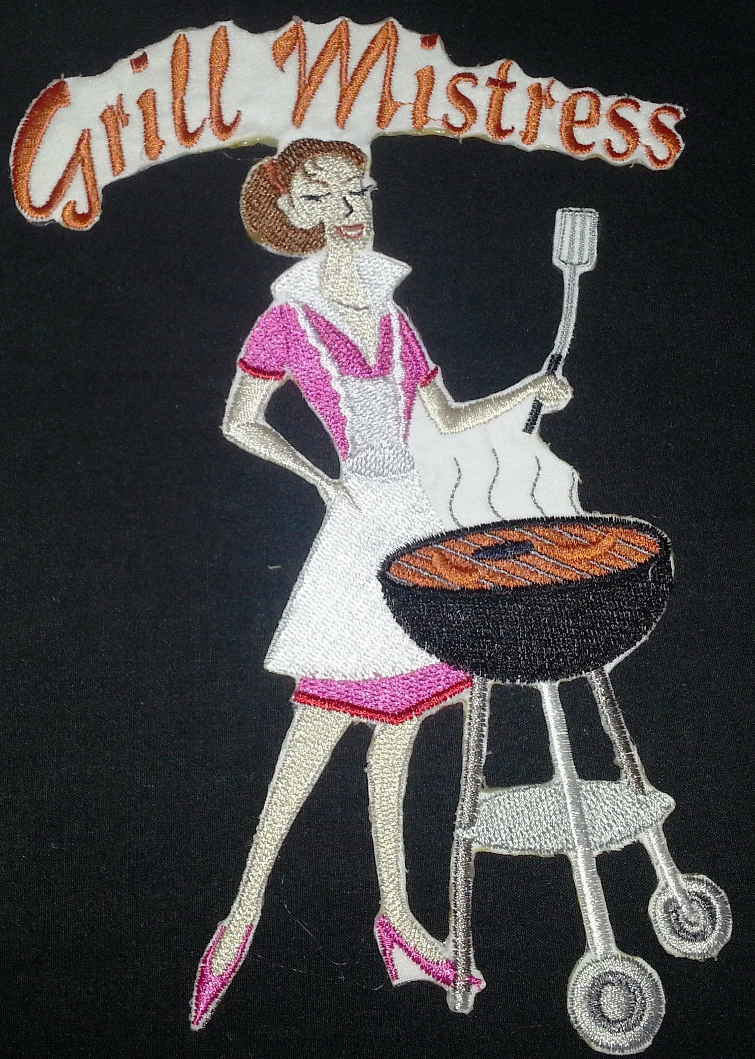Diseño de delantal para barbacoa [Grill Mistress] Parche bordado para planchar o coser [5,5 x 8] Hecho en EE. UU.